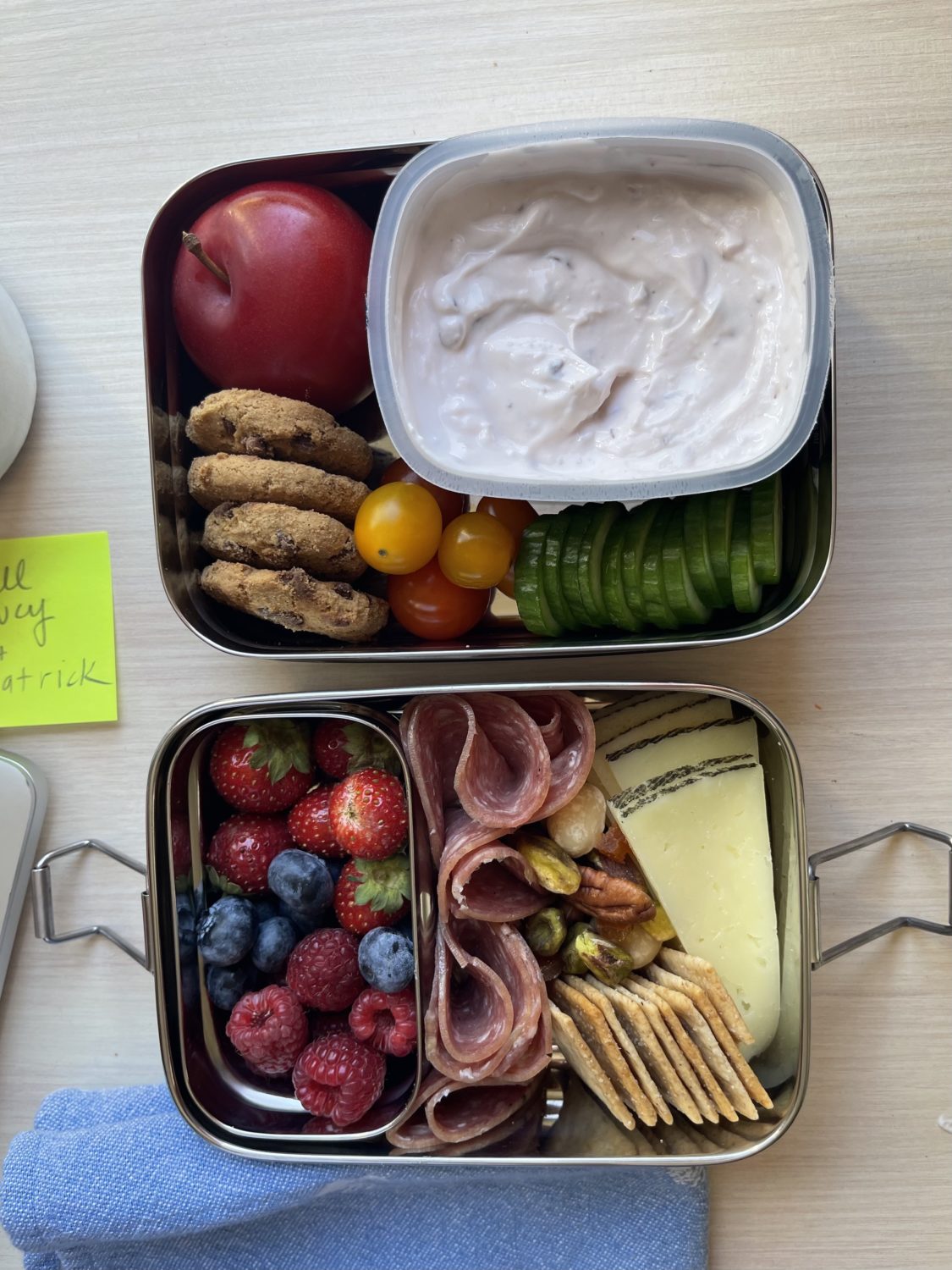 lunch box with open skyr